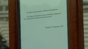 Une pancarte accrochée à Buckingham Palace pour annoncer la mort d’Elizabeth II