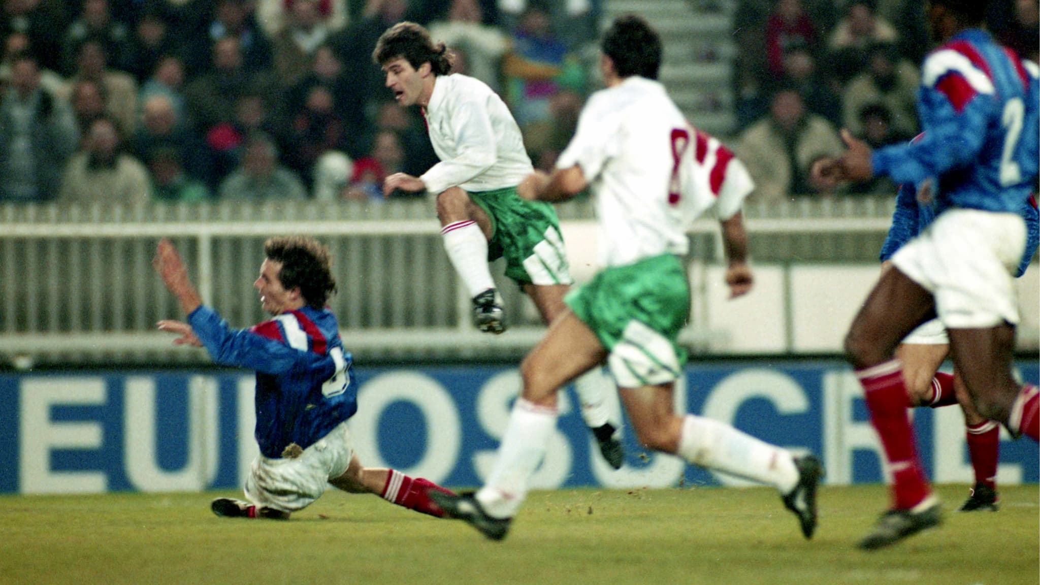La frappe victorieuse d'Emil Kostadinov, juste devant Laurent Blanc La frappe victorieuse d'Emil Kostadinov, juste devant Laurent Blanc