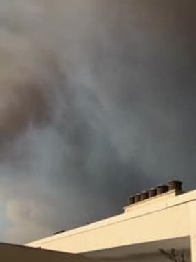 De la fumée noire dans le ciel de Marseille - Témoins BFMTV