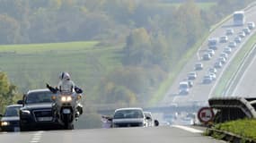 Un motard des compagnies autoroutières CRS sur l'autoroute A31, près de Zoufftgen dans l'est de la France, le 21 octobre 2012