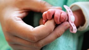 Un nouveau-né saisit le doigt de sa mère, le 17 septembre 2013 à l'hôpital de Lens. (Photo d'illustration)