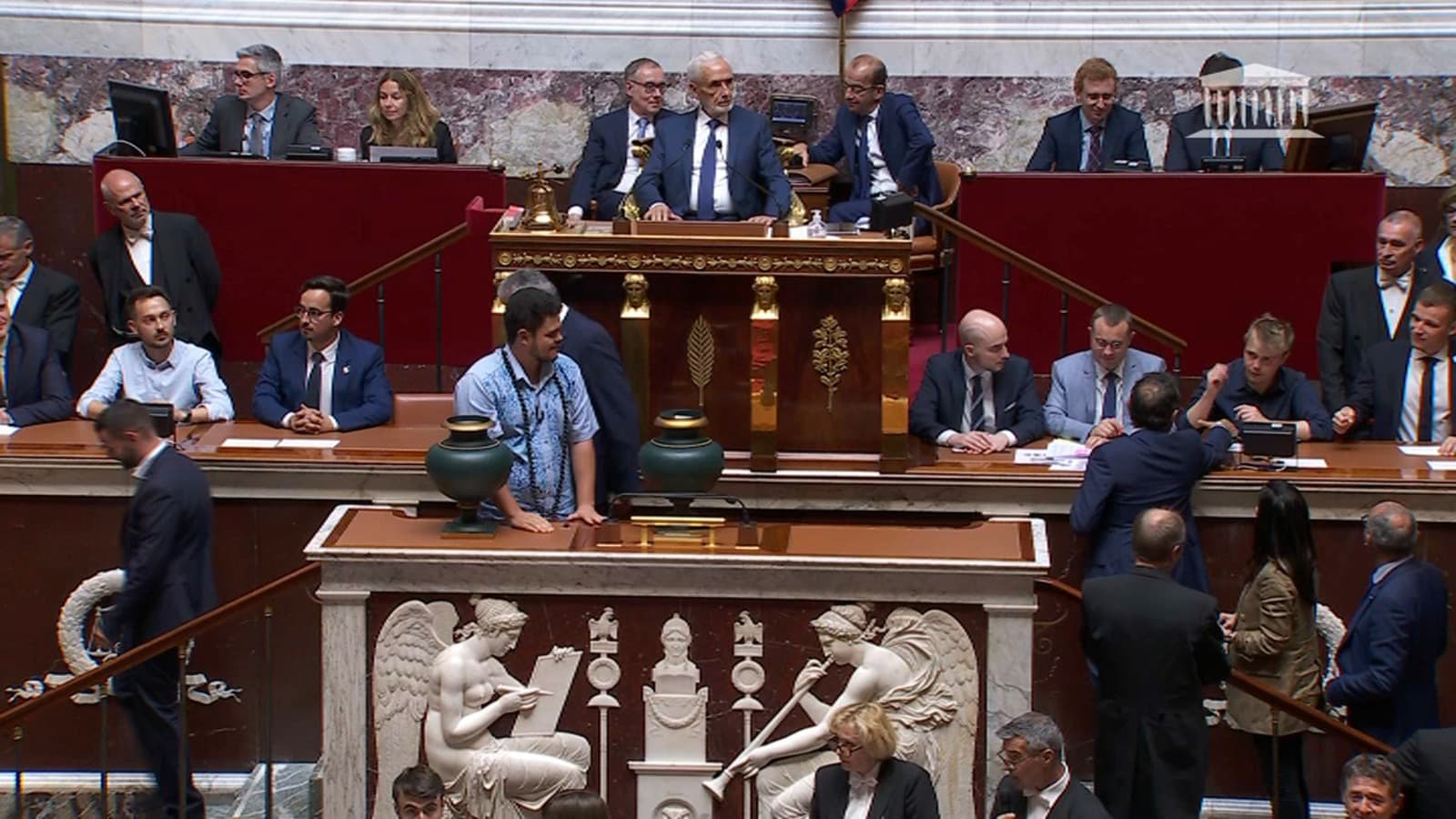 Louis Boyard retire sa main au moment où Sébastien Chenu tend la sienne, lors de la séance inaugurale du 28 juin 2022