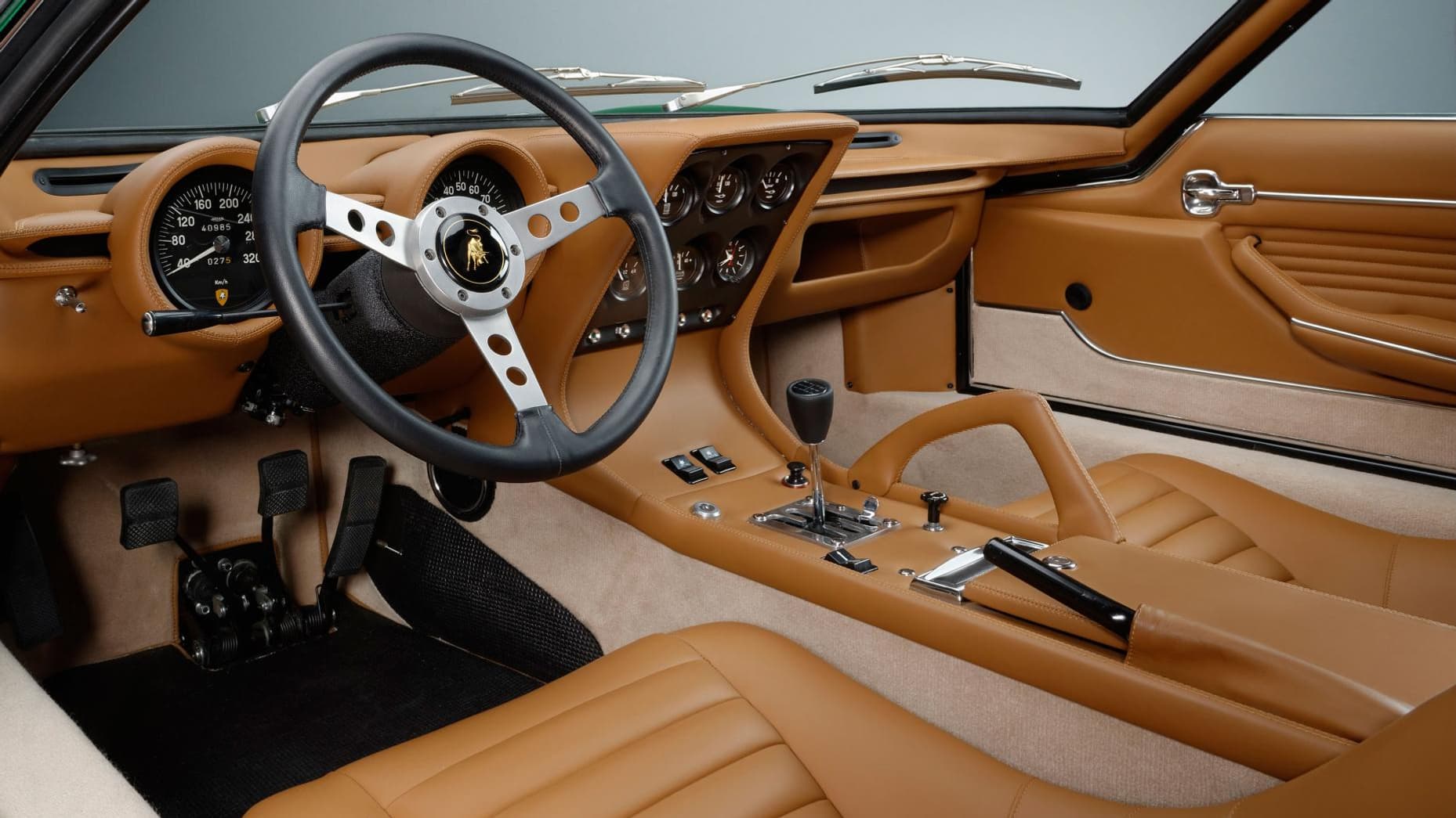 Toutes les pièces de cette Miura SV sont d'origine, issues d'anciens modèles de Lamborghini. Toutes les pièces de cette Miura SV sont d'origine, issues d'anciens modèles de Lamborghini.