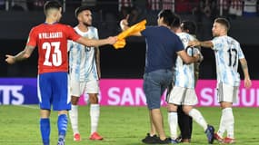 Lionel Messi entouré par des fans paraguayens