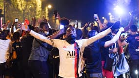 Des supporters avec le maillot du PSG devant le Parc des Princes, le 18 août 2020