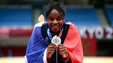 La judokate française Madeleine Malonga pose avec sa médaille d'argent (-78kg), le 29 juillet 2021 aux Jeux Olympiques de Tokyo