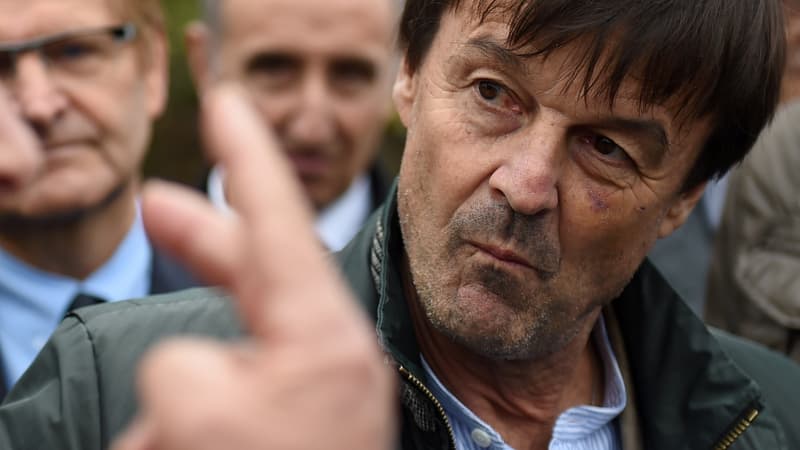 Nicolas Hulot à l'écoute d'un agriculteur du Groupement Agricole d'Exploitation en Commun lors d'une visite dans le Loir-et-Cher en octobre 2017. (Photo d'illustration)