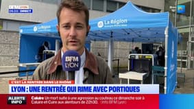 Des portiques de sécurité sont installés à l'entrée d'un lycée du 7ème arrondissement de Lyon