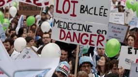 Entre 19 000 et 500 médecins ont défilé ce dimanche dans les rues de Paris