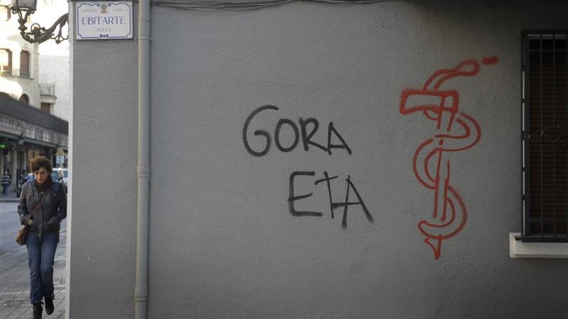 Le mouvement séparatiste basque ETA a souhaité samedi l'ouverture de pourparlers avec les gouvernements espagnol et français afin de négocier la fin définitive de ses opérations militaires et la livraison de ses armes aux autorités. /Photo d'archives/REUT