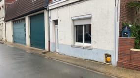 Dans cette petite rue du centre-ville d'Arques (Pas-de-Calais), l'eau a laissé place aux véhicules d'artisans