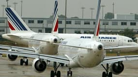 entre 2 500 et 2 600 postes vont être supprimés d'ici à 2014 au sein d'Air France, ont annoncé mercredi les syndicats de la compagnie à l'issue d'un comité central d'entreprise (CCE).