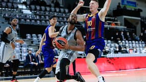 David Lighty devant Roland Smits lors de ASVEL-Barça, à Villeurbanne le 27 novembre 2020