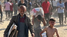 Des Palestiniens déplacés reçoivent des paquets de nourriture d'une fondation soutenue par les États-Unis qui s'est engagée à distribuer de l'aide humanitaire à Rafah, dans le sud de la bande de Gaza, le 27 mai 2025.