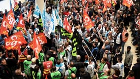 Les syndicats et organisations de jeunesse qui ont appelé à une "première journée de grève" le 5 décembre contre la réforme des retraites vont se réunir le lendemain pour décider de la suite du mouvement.