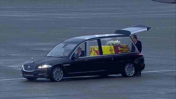 Elizabeth II's royal coffin was moved to a hearse before heading to Buckingham Palace. Elizabeth II's royal coffin was moved to a hearse before heading to Buckingham Palace.