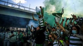 Les supporters du Sporting Portugal attendent, en liesse, le passage du bus de leur équipe avant son match du titre de champion contre Boavista à Lisbonne, le 11 mai 2021