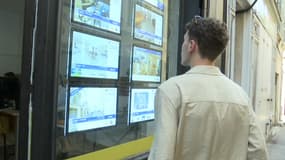 Un étudiant consulte les annonces d'une agence immobilière à Marseille.
