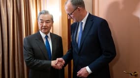 Le chancelier allemand Friedrich Merz et le ministre des Affaires étrangères chinois Wang Yi.
