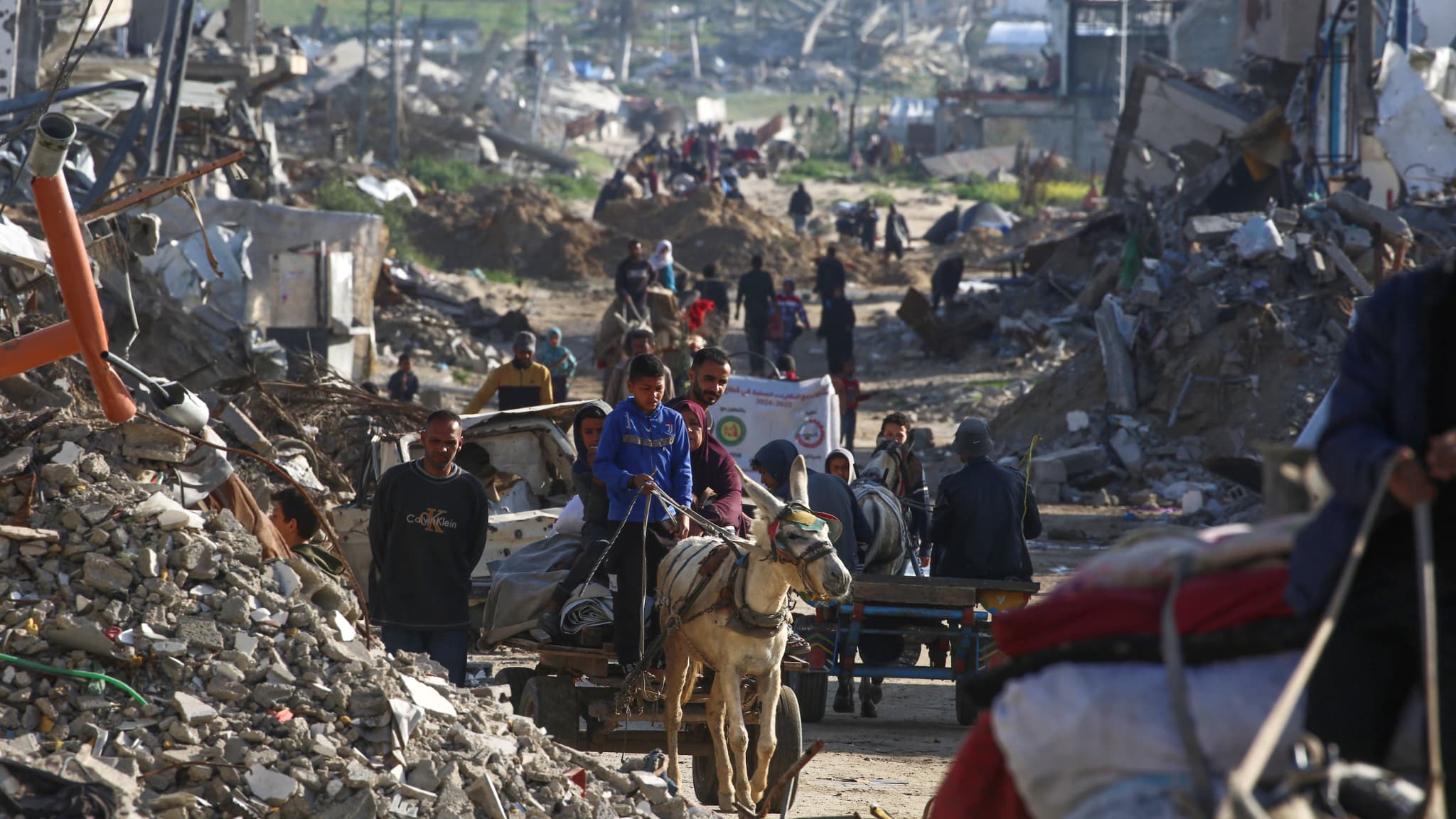 Des Palestiniens ayant fui la ville d'Al-Mughraqa arrivent au camp de réfugiés de Nuseirat dans la bande de Gaza, après la reprise des bombardements israéliens le 18 mars 2025. Des Palestiniens ayant fui la ville d'Al-Mughraqa arrivent au camp de réfugiés de Nuseirat dans la bande de Gaza, après la reprise des bombardements israéliens le 18 mars 2025.