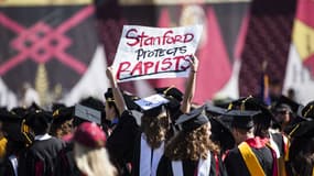 Une étudiante brandit une pancarte "Stanford protège les violeurs", le 12 juin 2016 à Stanford, en Californie. 
