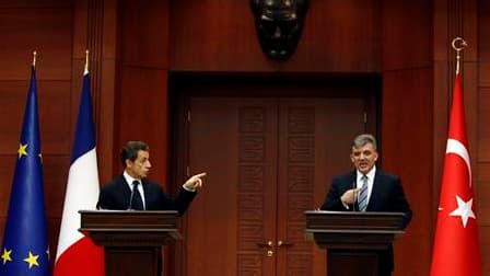 De Turquie où il s'est entretenu avec son homologue Abdullah Gül (à droite), Nicolas Sarkozy a réclamé le départ du dirigeant libyen Mouammar Kadhafi, confronté à un soulèvement populaire et dont le régime a violemment réprimé la contestation. /Photo pris