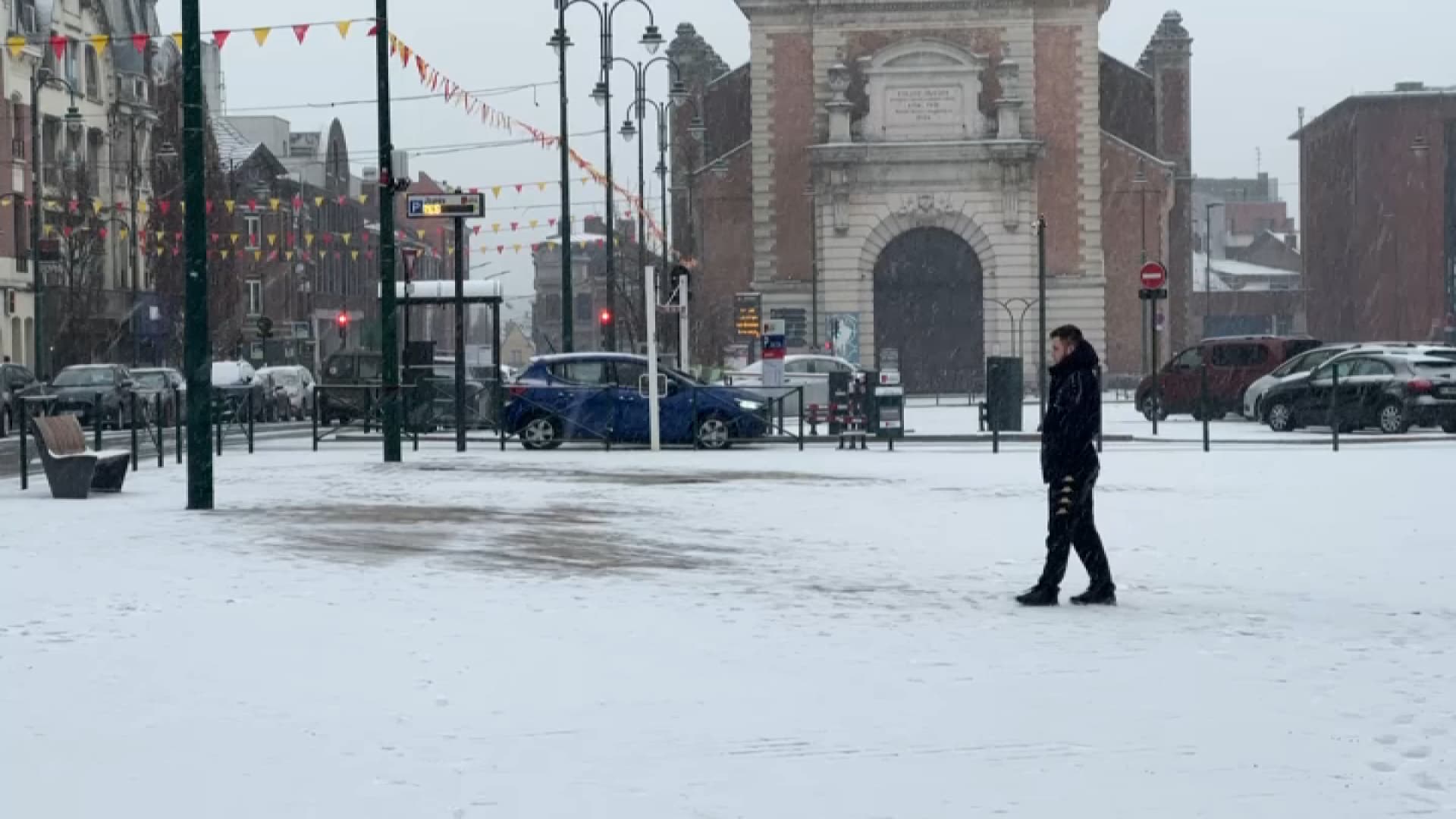 De la neige recouvre la place près de l'église Saint-Léger à Lens le mercredi 17 janvier 2024.