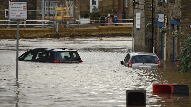 Rue de la ville de Mytholmroyd (Angleterre), inondées par la tempête Ciara