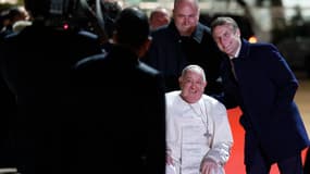 Le pape François (en bas à gauche) et le président français Emmanuel Macron (à droite) réagissent au départ du pape à l'aéroport d'Ajaccio, sur l'île française de Corse, le 15 décembre 2024.
