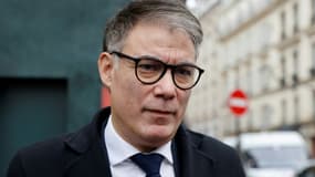 Le Premier secrétaire du Parti socialiste français Olivier Faure s'adresse à la presse devant le Palais de l'Élysée à Paris, le 20 février 2025