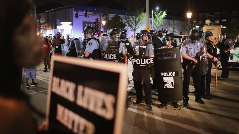 Des manifestants font face à la police à Saint-Louis, dans le Missouri, le 16 septembre 2017. 