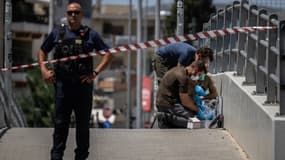 Des experts de la police grecque recherchent des preuves à l'extérieur de l'OPAP Arena de l'AEK Athènes, le 8 août 2023, après qu'un supporter de football grec a été poignardé à mort dans la banlieue d'Athènes au cours d'une rixe entre supporters de clubs rivaux. 96 personnes ont été arrêtées au cours des violents affrontements.