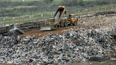 Photo prise le 18 novembre 2006 d'une pelleteuse circulant dans la décharge à ciel ouvert d'Entressen, dans les Bouches-du-Rhône (Photo di'lllustration).