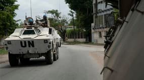 Blindé de l'Onuci circulant à Abidjan. La France a autorisé lundi ses unités présentes en Côte d'Ivoire à intervenir aux côtés de la force de l'Onu dans le pays (Onuci) pour neutraliser des armes lourdes de l'armée du président sortant Laurent Gbagbo util
