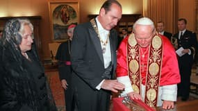 Jacques Chirac et sa femme Bernadette aux côtés du pape Jean-Paul II, le 20 janvier 1996 au Vatican