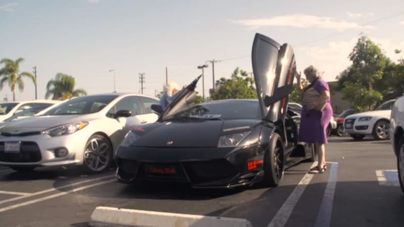 Donut Media poursuit sa recherche de vidéos virales liées à l'automobile en prêtant une Lamborghini Murcielago à deux grand-mères pour une journée.