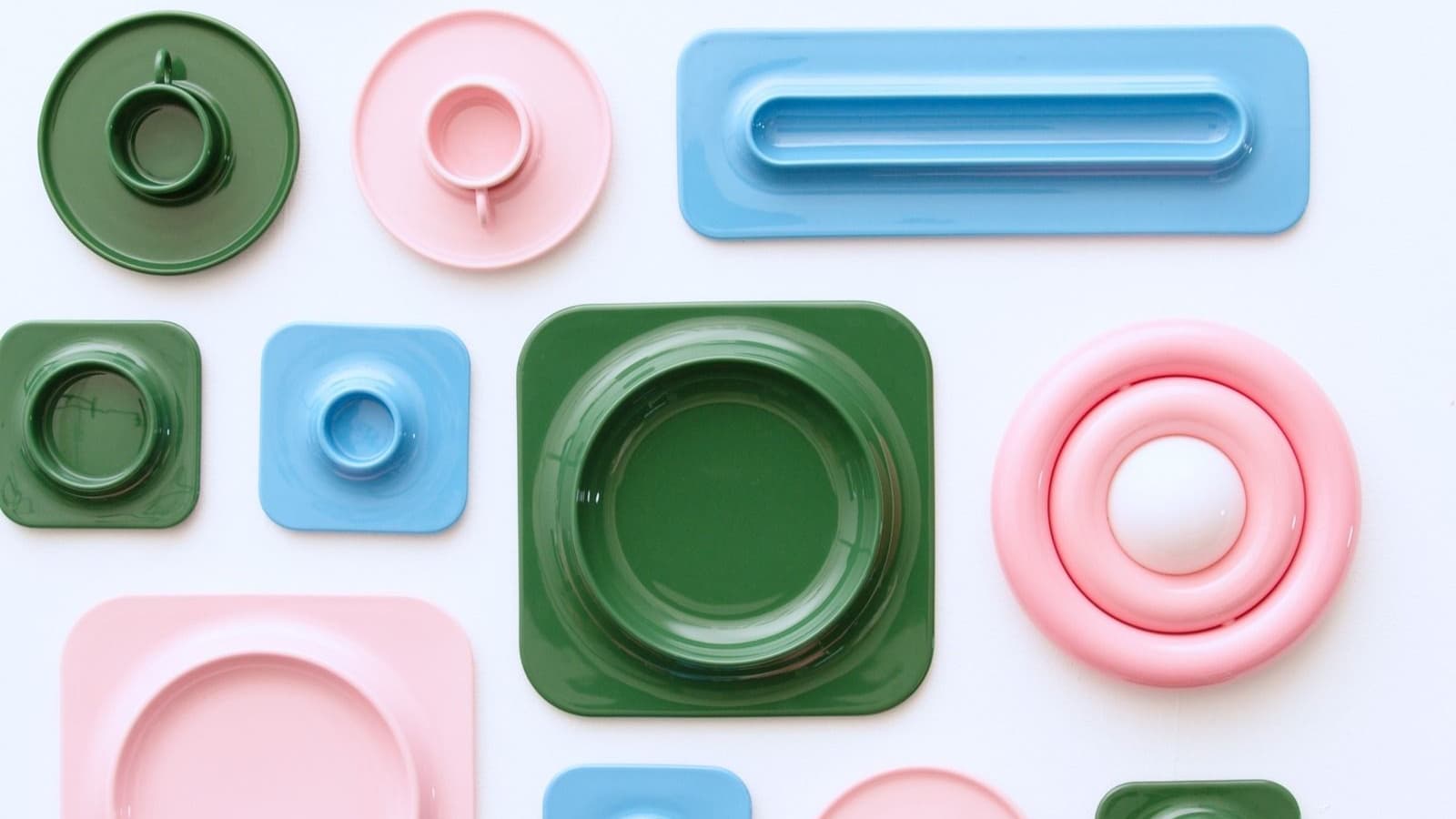 Dans cette nouvelle collection, il y a notamment des assiettes et des tasses aux couleurs originales.