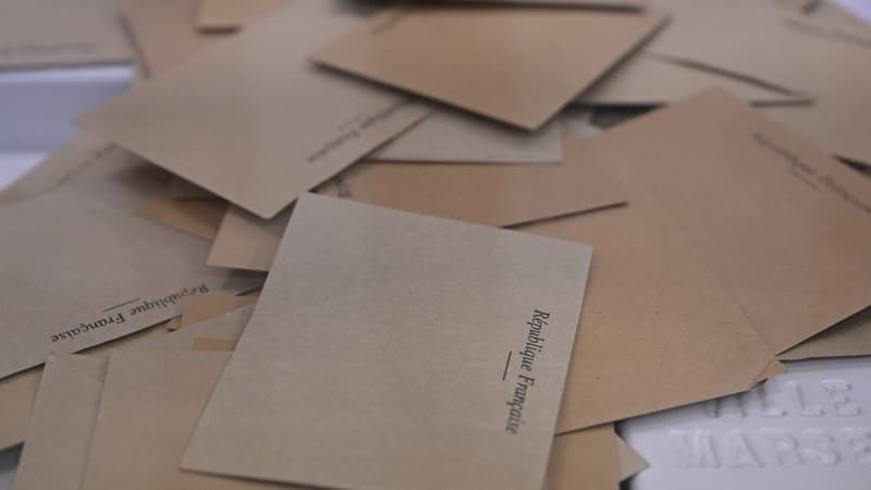 Des bulletins de vote, lors du 1er tour des élections législatives, dimanche 12 juin 2022