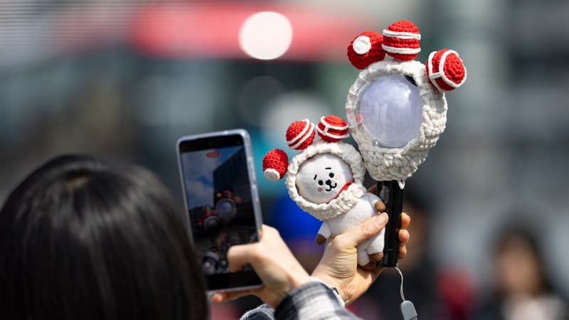 Jusqu'à plus de 190 euros, les bâtons lumineux des fans de BTS, pris d'assaut