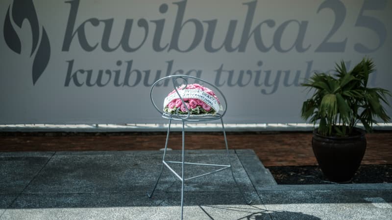 Un bouquet de fleurs devant le mémorial du génocide à Kigali, avant le 25e anniversaire