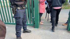 Des fouilles ont lieu en présence de la gendarmerie ce 11 juin 2025 devant le lycée René Descartes à Loss (Nord)