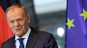 Le Premier ministre polonais Donald Tusk lors d'une conférence de presse, le 1er décembre 2025 à la chancellerie à Berlin, en Allemagne.