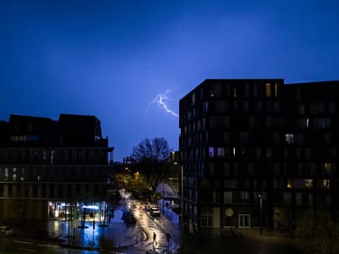 Un éclair lors d'un des orages à Lille (Nord), le 8 avril 2024.