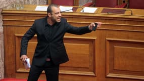 La sortie mouvementée de Panayiotis Iliopoulos, député du groupe néo-nazi Aube dorée, vendredi 17 mai.