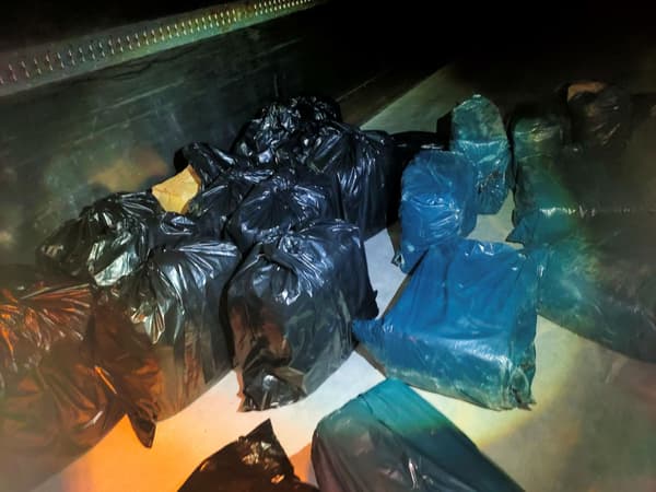 Des sacs contenant 814 kilos de résine de cannabis