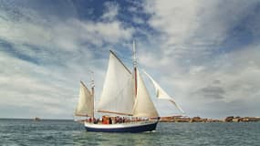 Conçu pour la pêche, le navire se mue en bateau de croisière avec ses deux mâts et ses 180 mètres carrés de voilure.