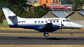Une photo diffusée par la police hondurienne le 17 mars 2025 montre l'avion Lanhsa qui s'est écrasé après son décollage à Roatan.
