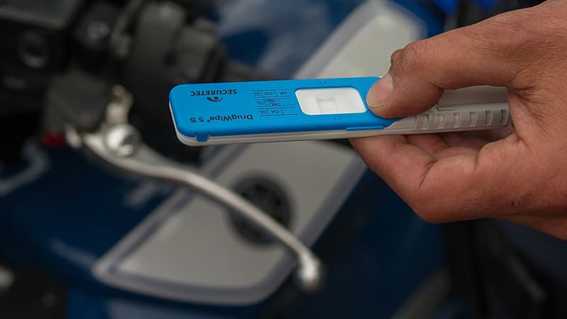 Le test de somnolence pourrait ressembler au test salivaire de détection du cannabis, ici en photo.