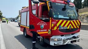 Un camion de pompiers en intervention lors d'un accident mortel dans les Alpes-Maritimes le 28 juin 2023