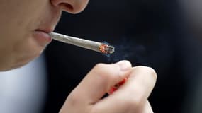 Lors d'une manifestation pour la dépénalisation du cannabis en France, à Paris le 12 mai 2018